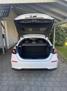 Die Heckklappe schwing weit nach oben.