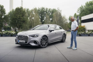Blick auf die Mercedes C-Klasse Electric