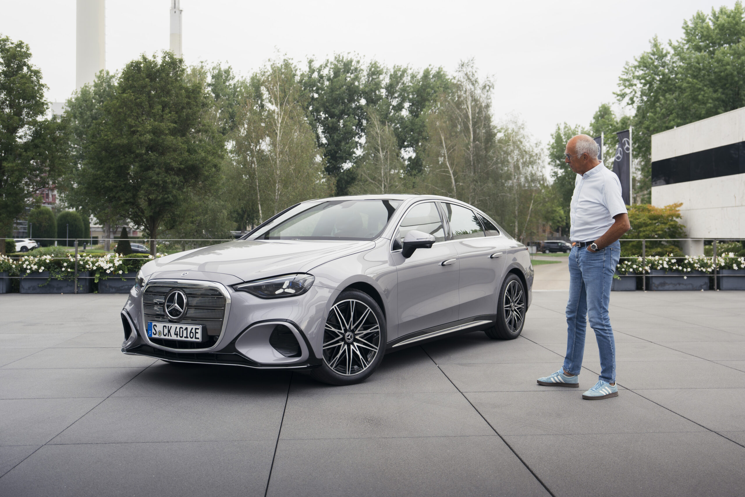 Blick auf die Mercedes C-Klasse Electric