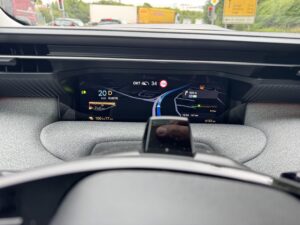 Das relativ kleine digitale Cockpit des C5 Aircross.