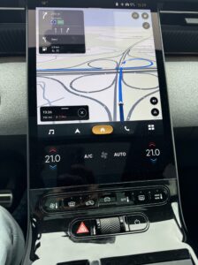 Das senkrecht stehenden Infotainment-Display.